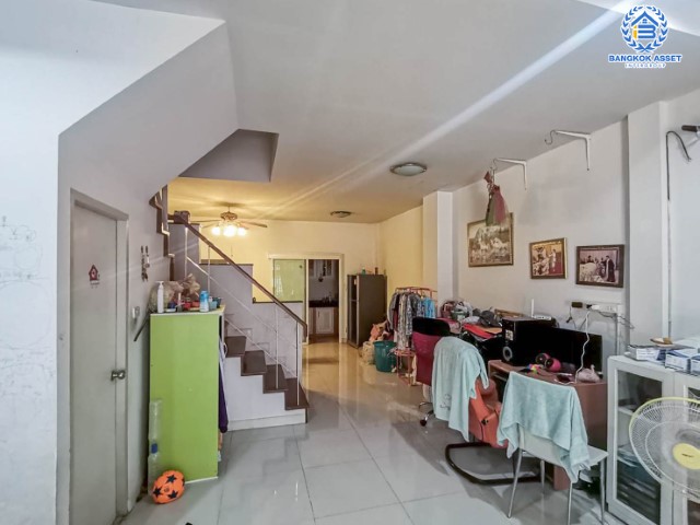 *****ทาวน์เฮ้าส์มือสองย่านกรุงเทพมหานคร ม.ภูมิชนก เพชรเกษม67 บนเนื้อที่ 21.2 ตร.ว. ฟังก์ชัน 3 ห้องนอน 3 ห้องน้ำ 1 ที่จอดรถ แถมฟรี! 2 เครื่องปรับอากาศ 2 เครื่องทำน้ำอุ่น ทำเลแห่งการเดินทาง ติดบิ๊กซีเพชรเกษม และแม็คโครเพชรเกษม เพียง 12 นาที ก็ถึงรถไฟฟ้าสายสีน้ำเงิน "สถานีหลังสอง"